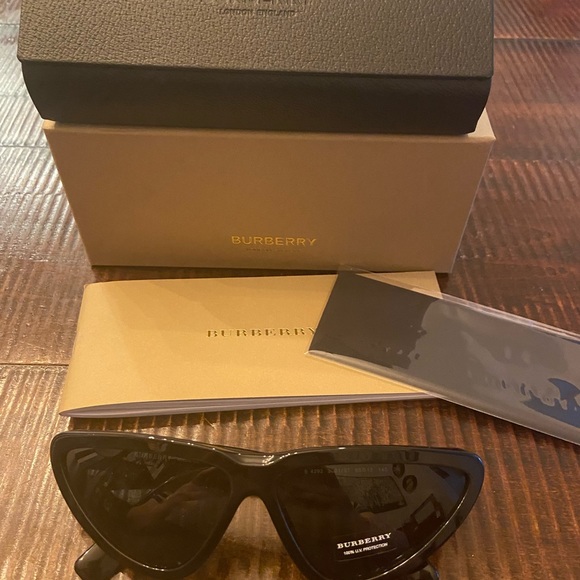 Burberry Black contemporary wrap sunglasses - Picture 2 of 5